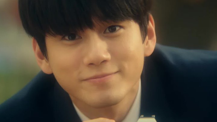 美女和男子一起